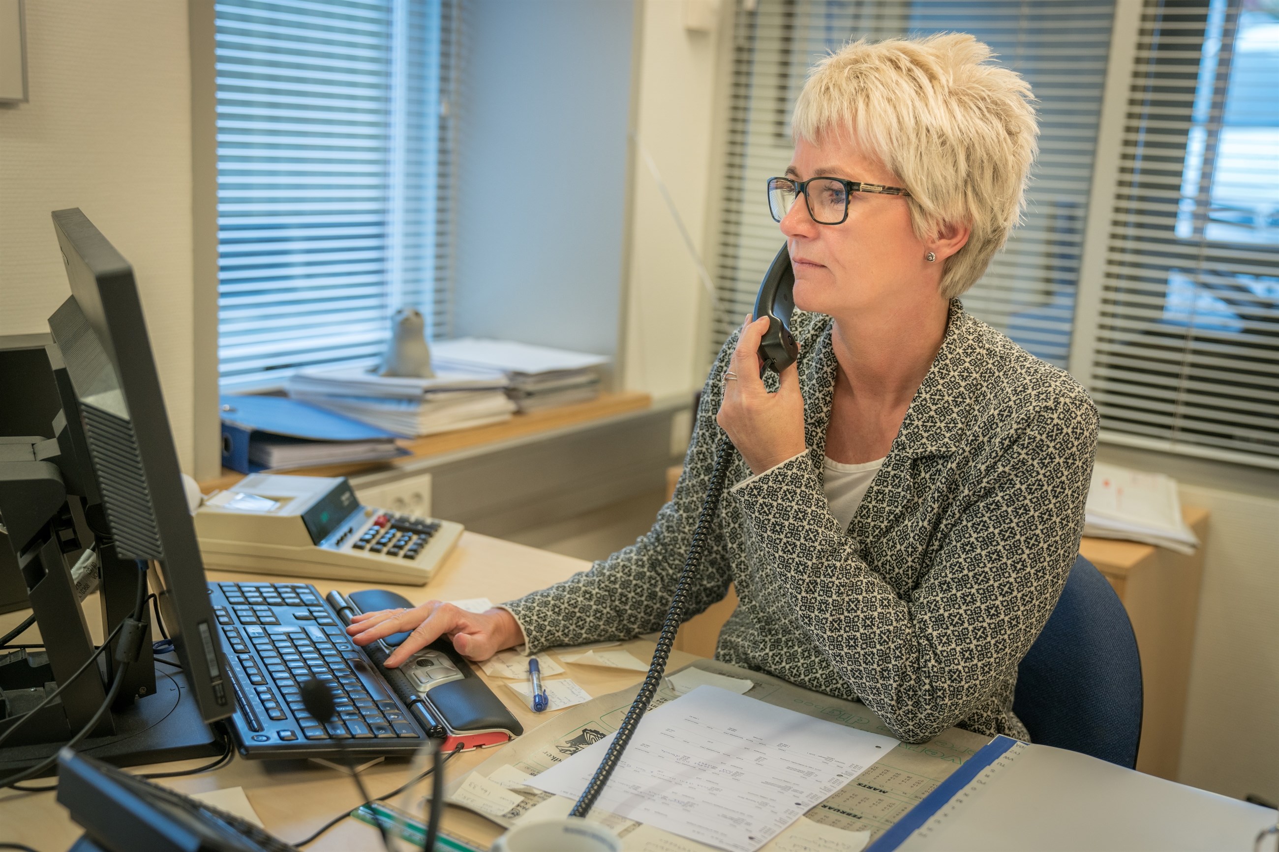 herluf jørgensens receptionist taler i telefon